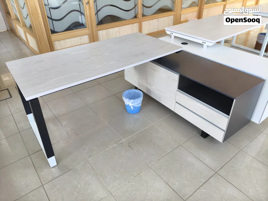 Professional office desk /workstation very good condition.