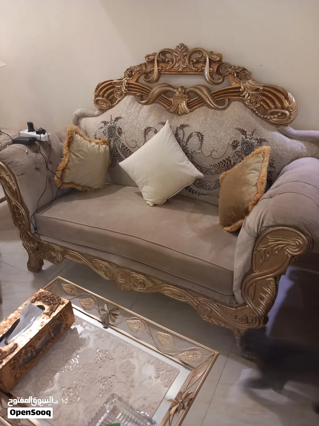 عدد 2 طقم كنبات ذهبي ملوكي شبه جديد مع الطاولات الرخام